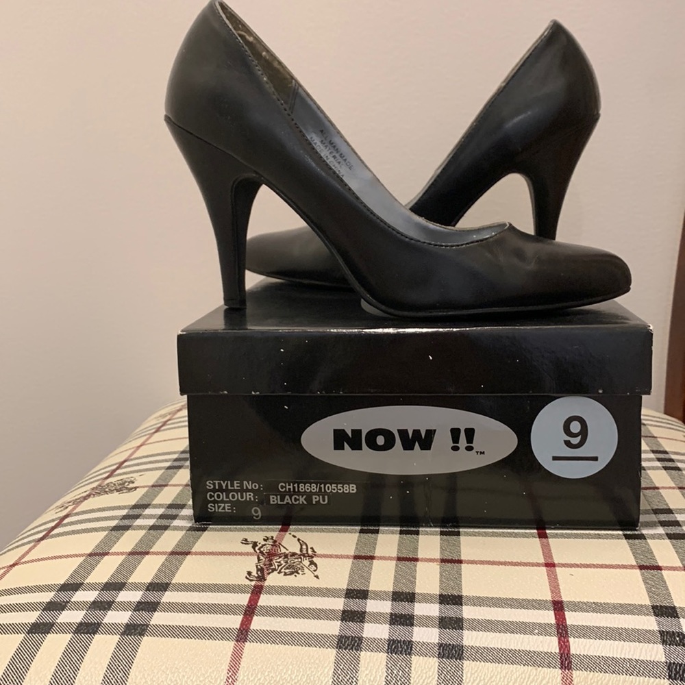 Black pumps